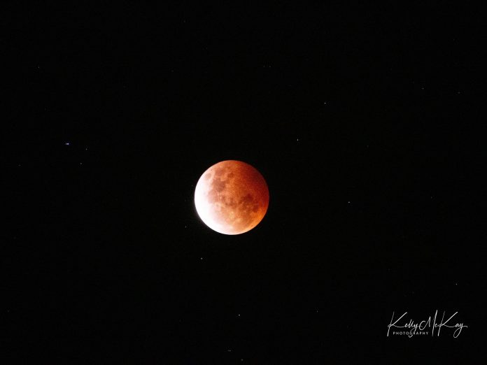 Sunshine-Coast-News-super-blood-moon-Kelly-Anne-McKay