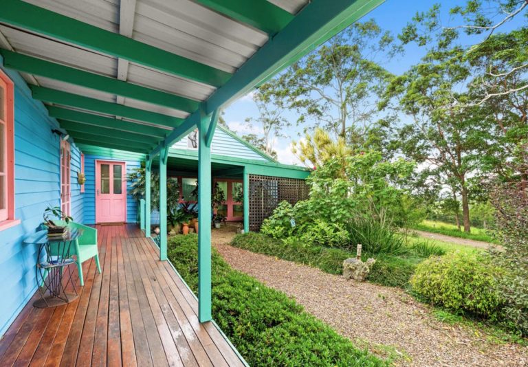 Music star parts with colourful hinterland home