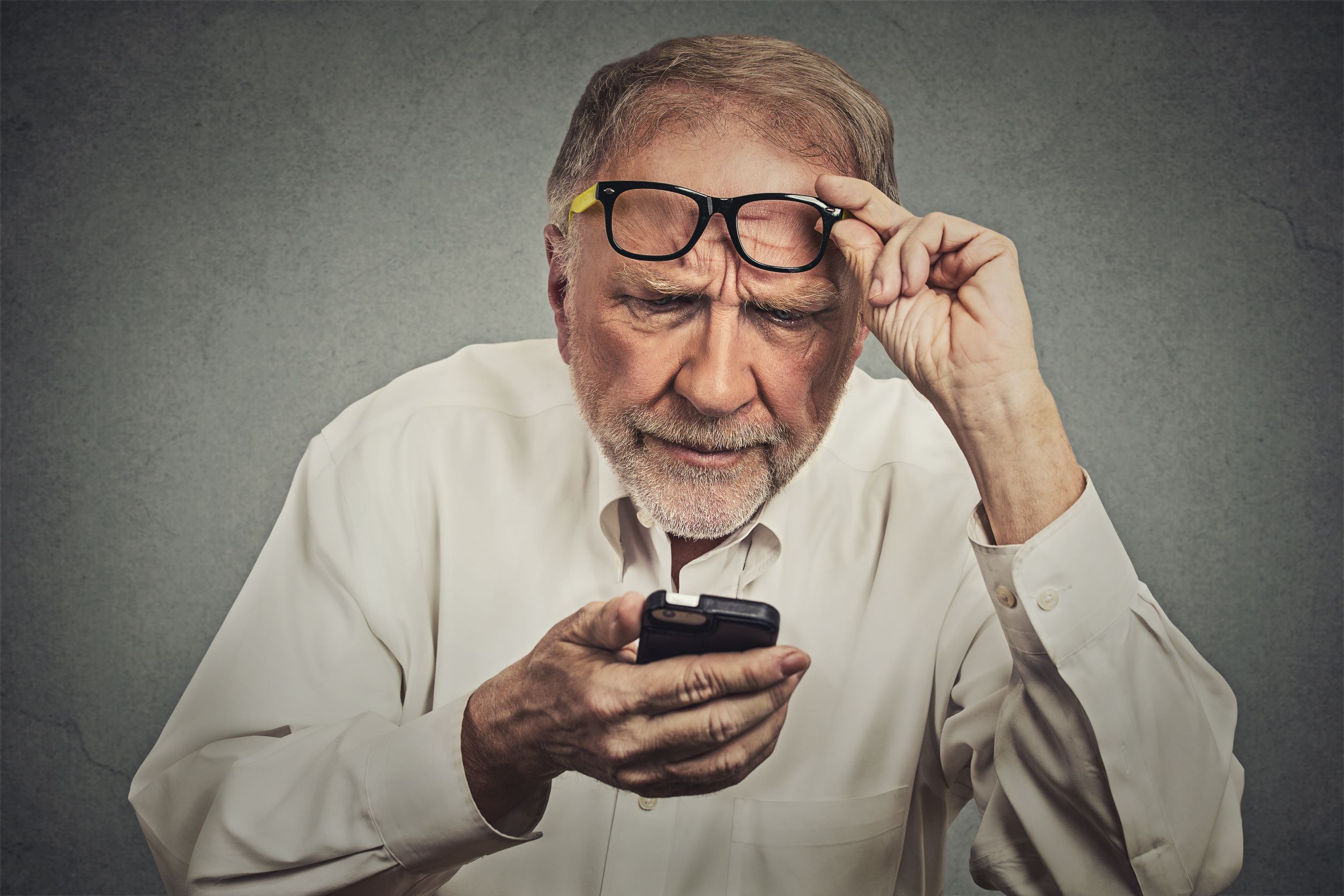 Телефон для пенсионеров 2024. Пожилые люди в очках. Дедушка с телефоном. Старик в очках. Телефон для Стариков.