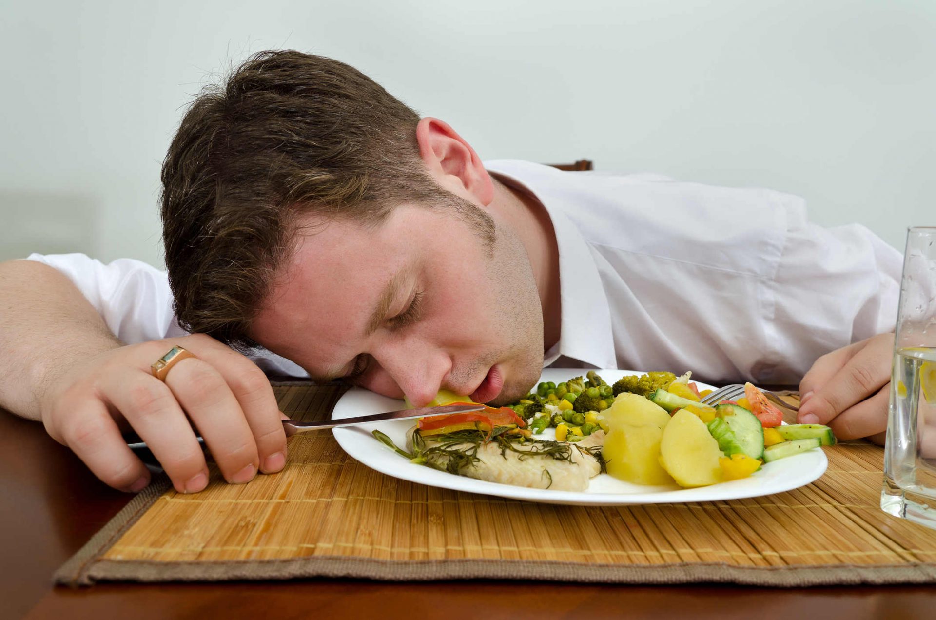 Боль во рту после еды. Люди за едой. Человек обедает. Уснул за столом. Человек с едой.
