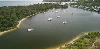 Wide shot of vessels on Noosa River.