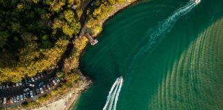 An aerial photo of a boat travelling down the Noosa River.