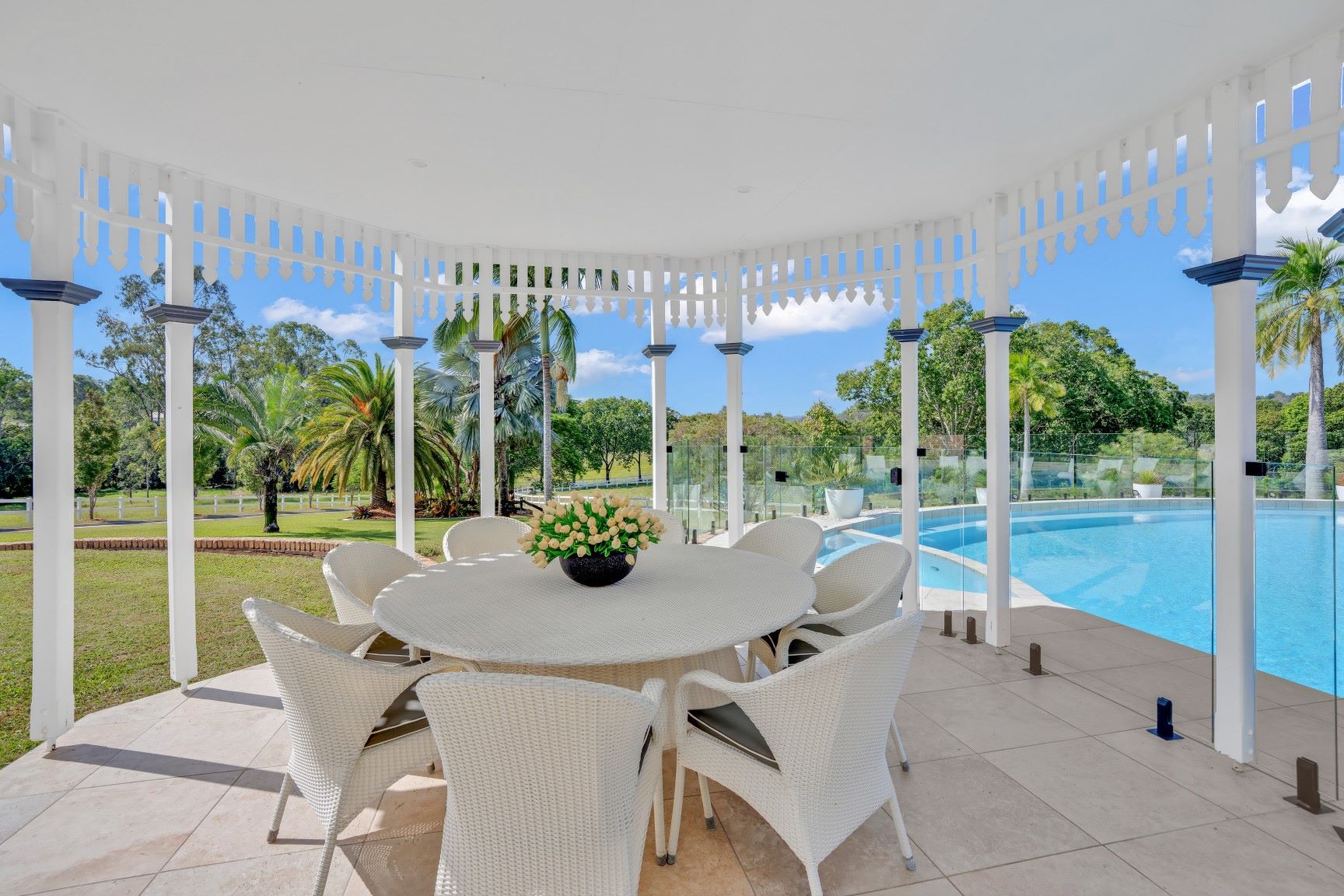 The outdoor entertaining area at Calico Lodge.