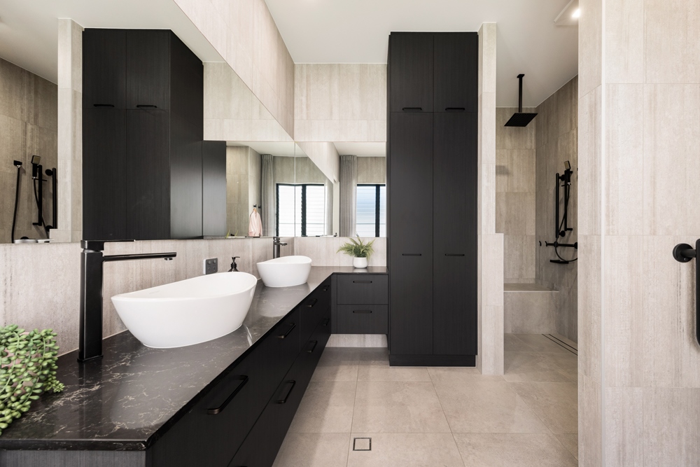 An ensuite bathroom at 6 Entrance Island, Bokarina 